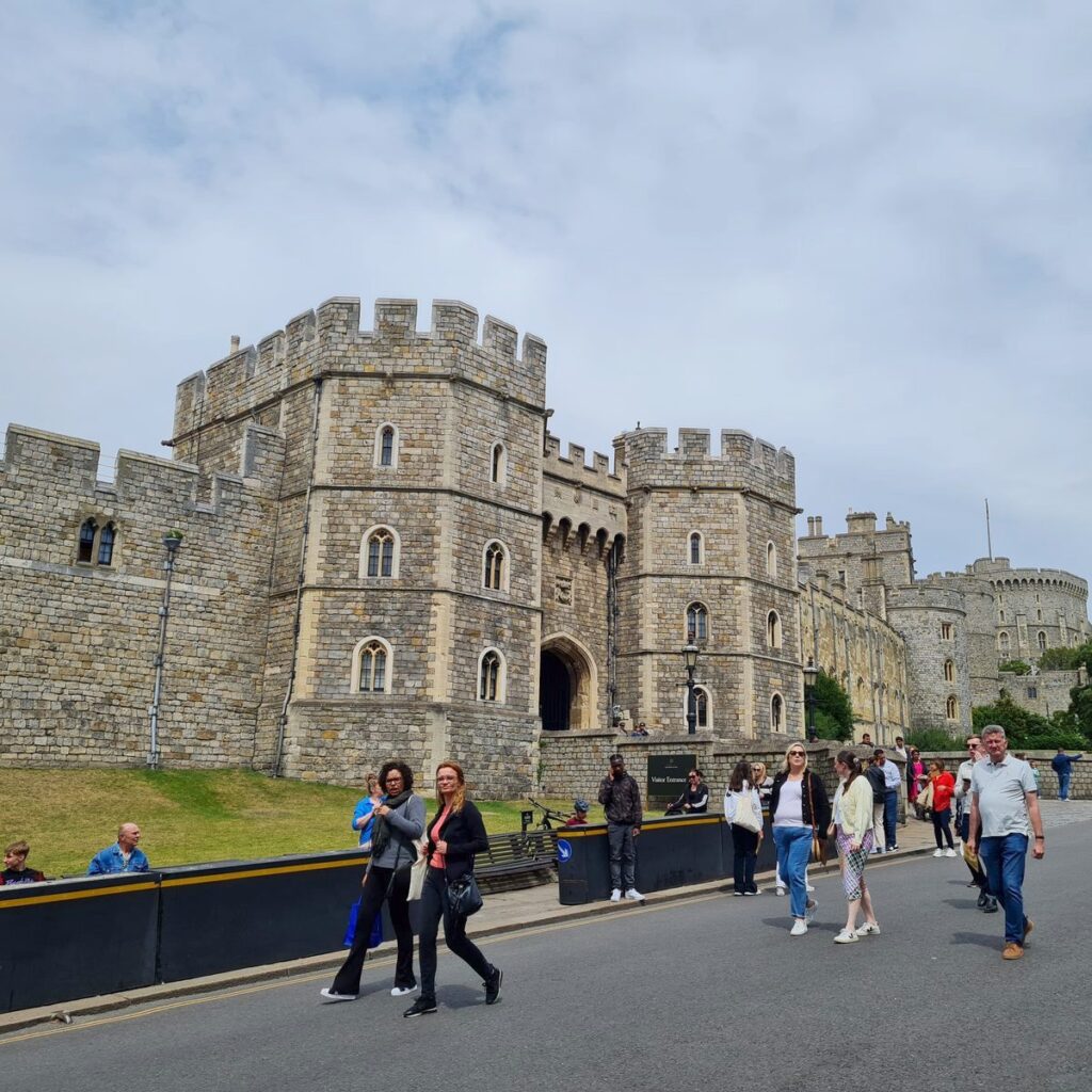 Henry VIII Gate and the castle walls seen from Windsor town centre