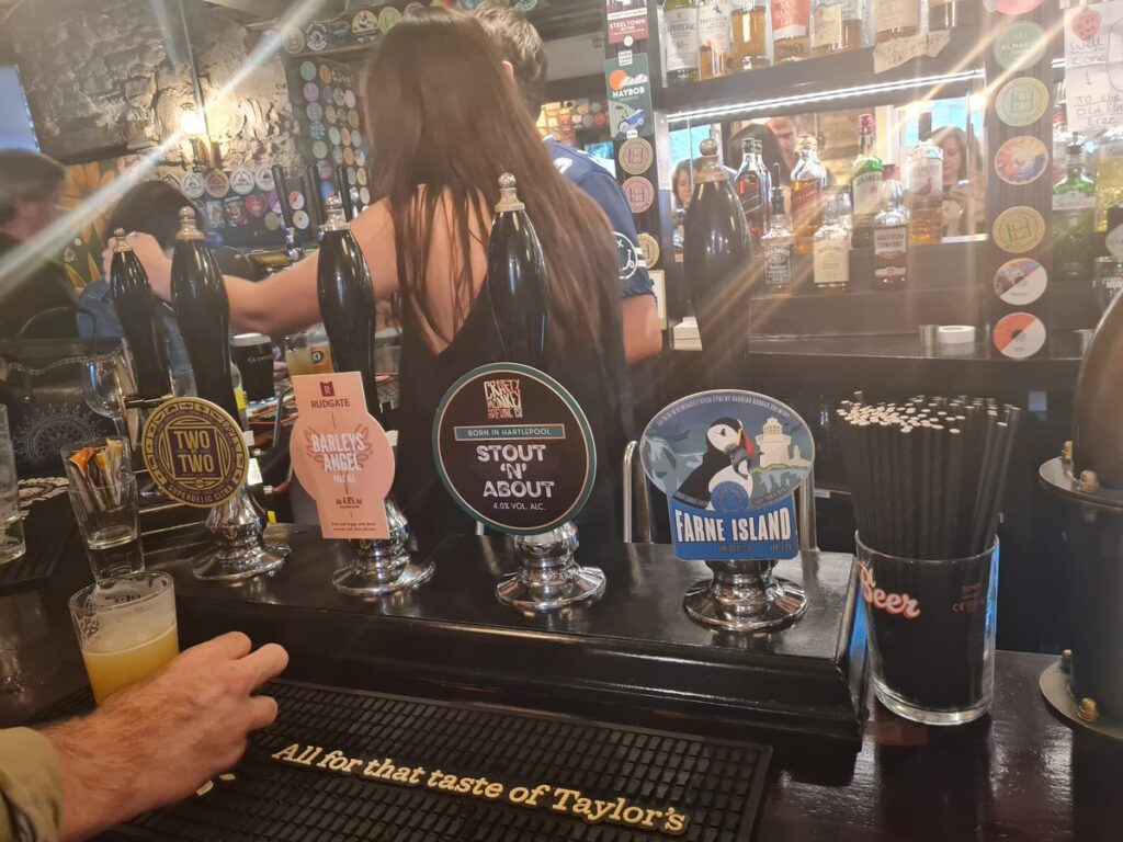 Handpulls at Ye Old Elm Tree, Durham, including a Hill Island pump clip